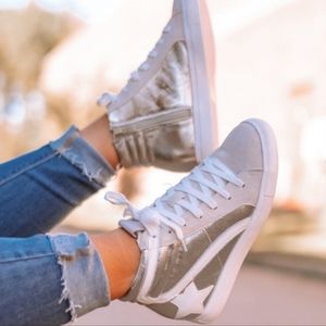 🎄XMAS BLOWOUT🎄 🆕✨ Silver Metallic Star Dale Hi-Top Sneaker